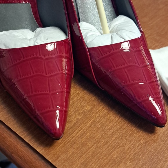 Vince Camuto 6.5 Burgundy Croc-Embossed Pointed Toe Pumps - Picture 6 of 6